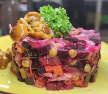 Винегрет из печеных овощей с маринованными опятами