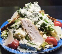Салат Цезарь с курицей