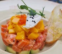 Тартар из лосося, манго и красной икрой