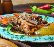 Говядина с овощами в пряном соусе