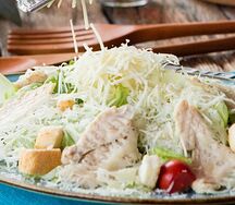 Салат Цезарь с курицей