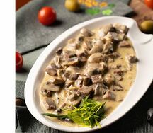 Курица в сливочно-грибном соусе