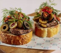 Брускетта с мясом и томатом