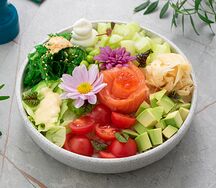 Поке с форелью и рисом