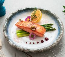 Лосось со спаржей и клюквой