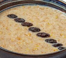 Овсяная каша с изюмом
