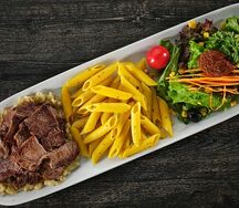 Мясо на подушке из овощного пюре с соусом