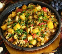 Картофель с грибами и помидорами
