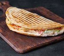 Закрытая пицца с курицей