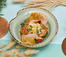 Салат с лососем и сыром страчателла
