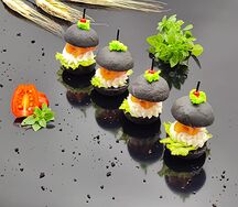 Канапе мини-бургеры со сливочным кремом и норвежским лососем