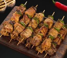 Мини-шашлычки из cвинoго окорока с зеленым перцем