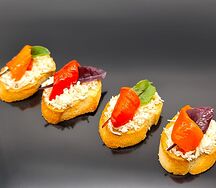 Мини-брускетты с сыром и запеченным перцем