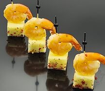 Канапе Ананас фламбе с тигровой креветкой