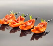 Мини-лодочки с брезаолой и мягким сыром