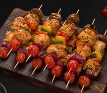 Мини-шашлычки из куриного филе с грибами и перцем