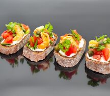 Мини-брускетты с королевской креветкой