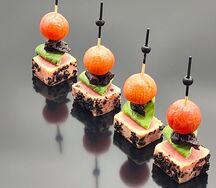 Канапе с тунцом и черносливом