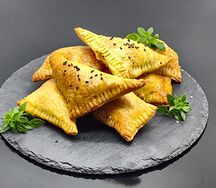 Пирожки слоеные с курицей и сыром Дорблю