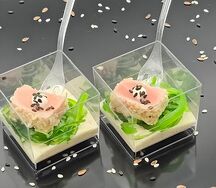 Канапе с тунцом, салатом чука и соусом гамадари