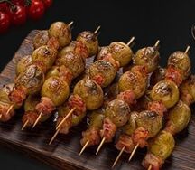 Мини-шашлычки из картофеля с беконом