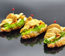 Круассаны с копченым лососем