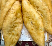 Осетинский пирожок с яйцом, зеленью и луком