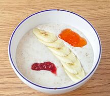 Овсяная каша с джемом с бананом
