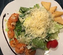 Салат Цезарь с креветками