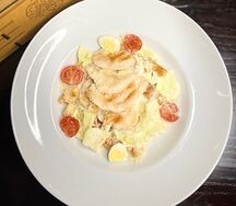 Салат Цезарь с курицей