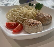 Спагетти с сыром и котлеты из индейки