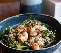 Салат с рукколой и креветками