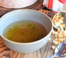 Бульон рыбный с гренками и маслом петрушки