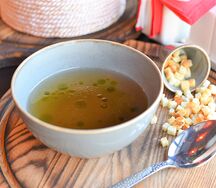 Бульон куриный с гренками и маслом петрушки