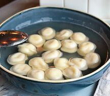 Пельмени в курином бульоне