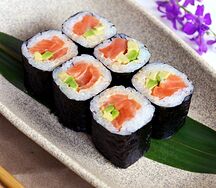 Ролл с лососем и спайси-соусом