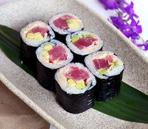 Ролл с тунцом и спайси-соусом