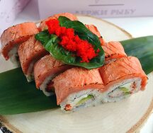 Филадельфия с опаленным лососем и креветками