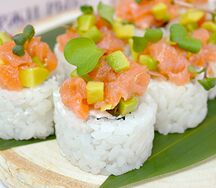 Ролл с тартаром из лосося и авокадо