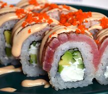 Филадельфия с опаленным тунцом и спайси-соусом