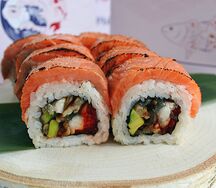 Филадельфия с опаленным лососем и угрем