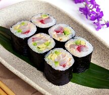 Ролл с окунем и спайси-соусом