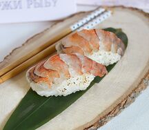 Суши с опаленной креветкой
