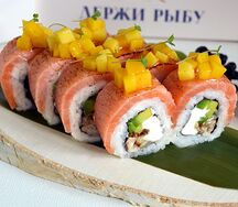 Филадельфия c опаленным лососем и манго