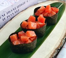 Гункан с лососем