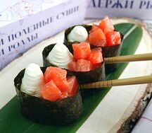 Гункан с лососем и сыром