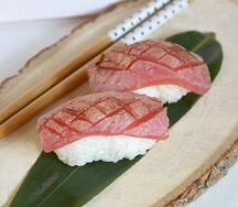 Суши с опаленным тунцом