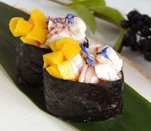 Гункан с креветкой и манго