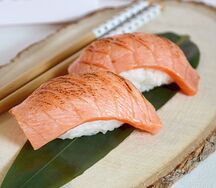 Суши с опаленным лососем