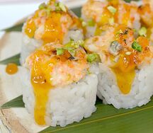 Запеченный ролл с креветками и цитрусовым соусом